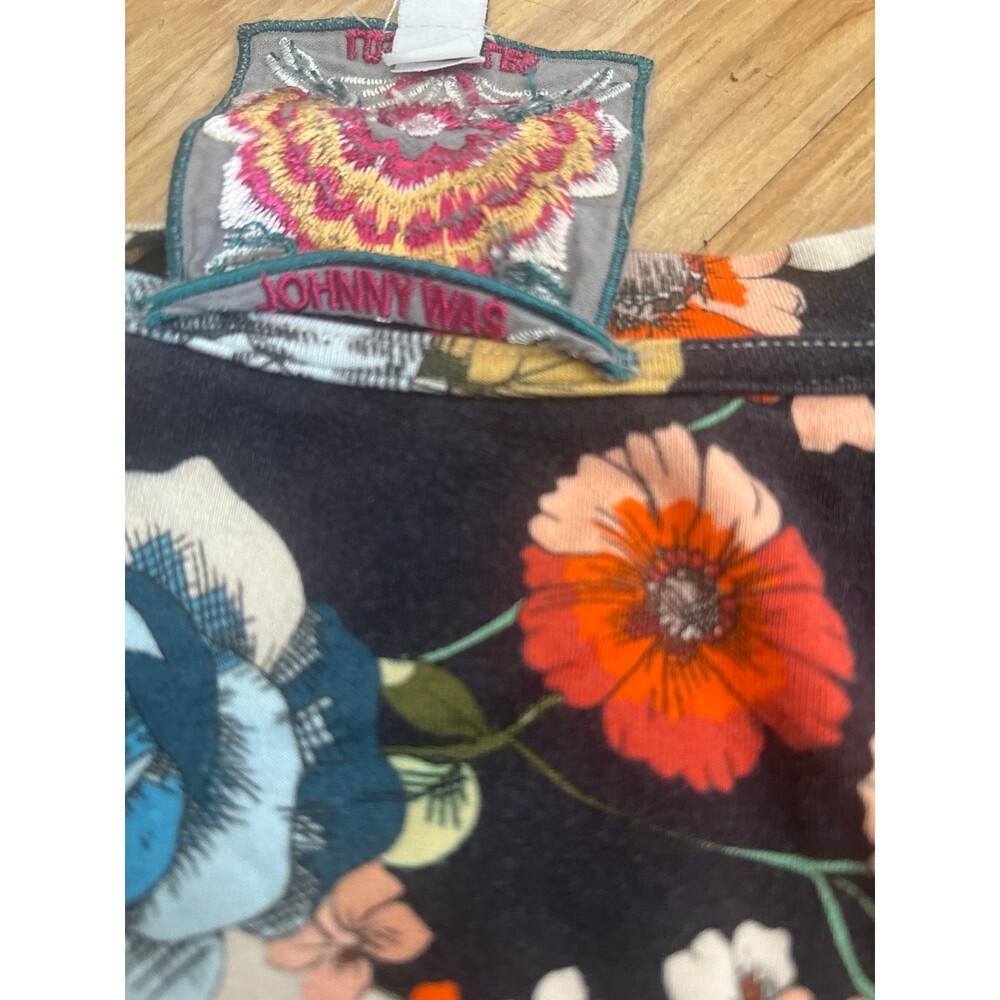 Johnny Was Emma Rose Favorite Floral Print V-Neck Tee in a bamboo/spandex XL - Picture 6 of 7